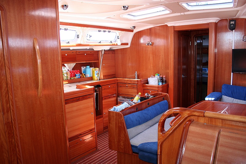 2009-07-Croatia_2009-07-12 _ 10_02_46_IMG_8833.jpg - W środku cztery kajuty, dwie łazienki z prysznicami, duża salono-kuchnia. Wszystko w drewienku (podłogi teakowe). TV, sprzęt nagłaśniający, kuchenka, lodówka i zamrażarka. Ciężkie, ach ciężkie jest życie żeglarza... :)